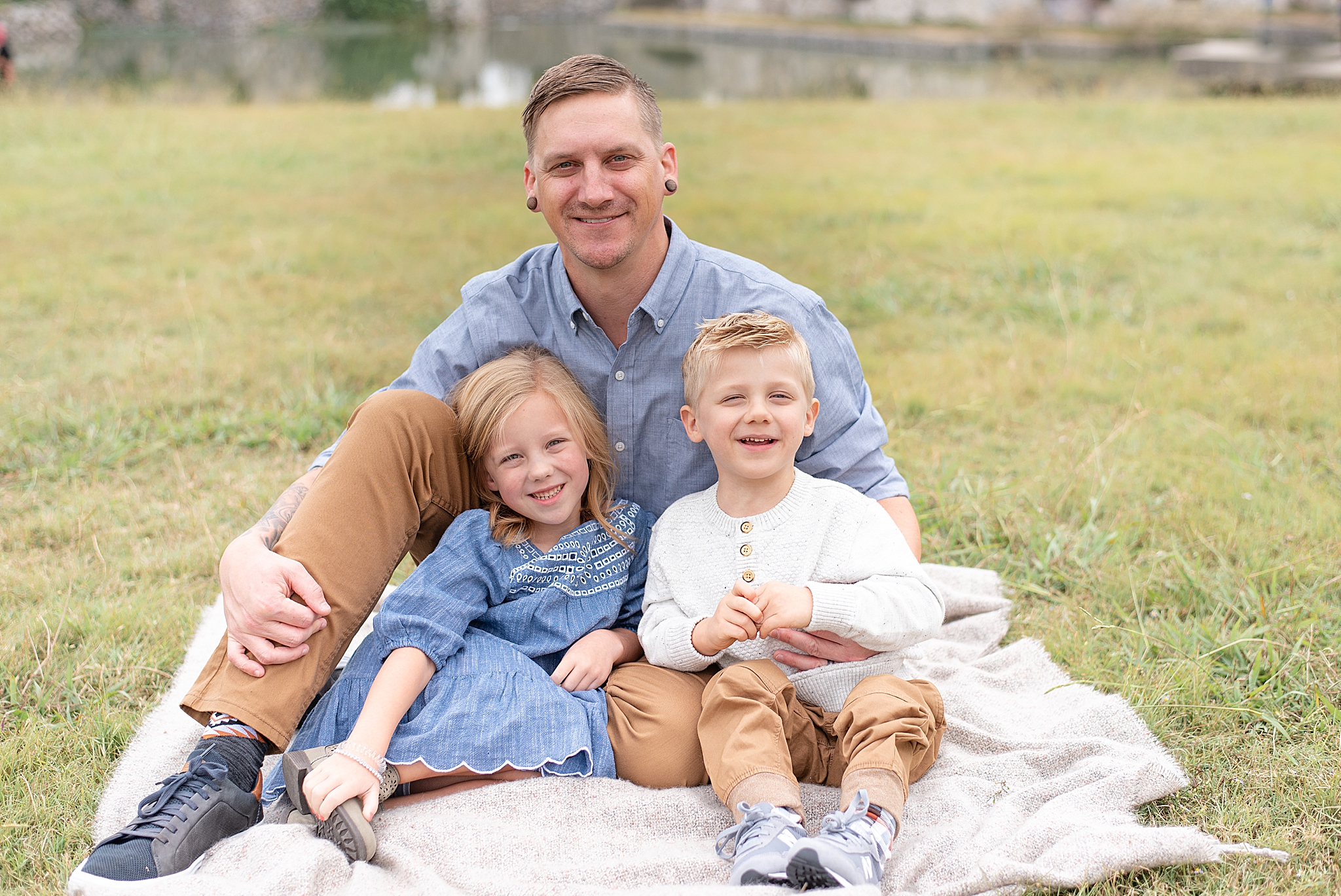 dad hugs kids on blanket during Texas family photos