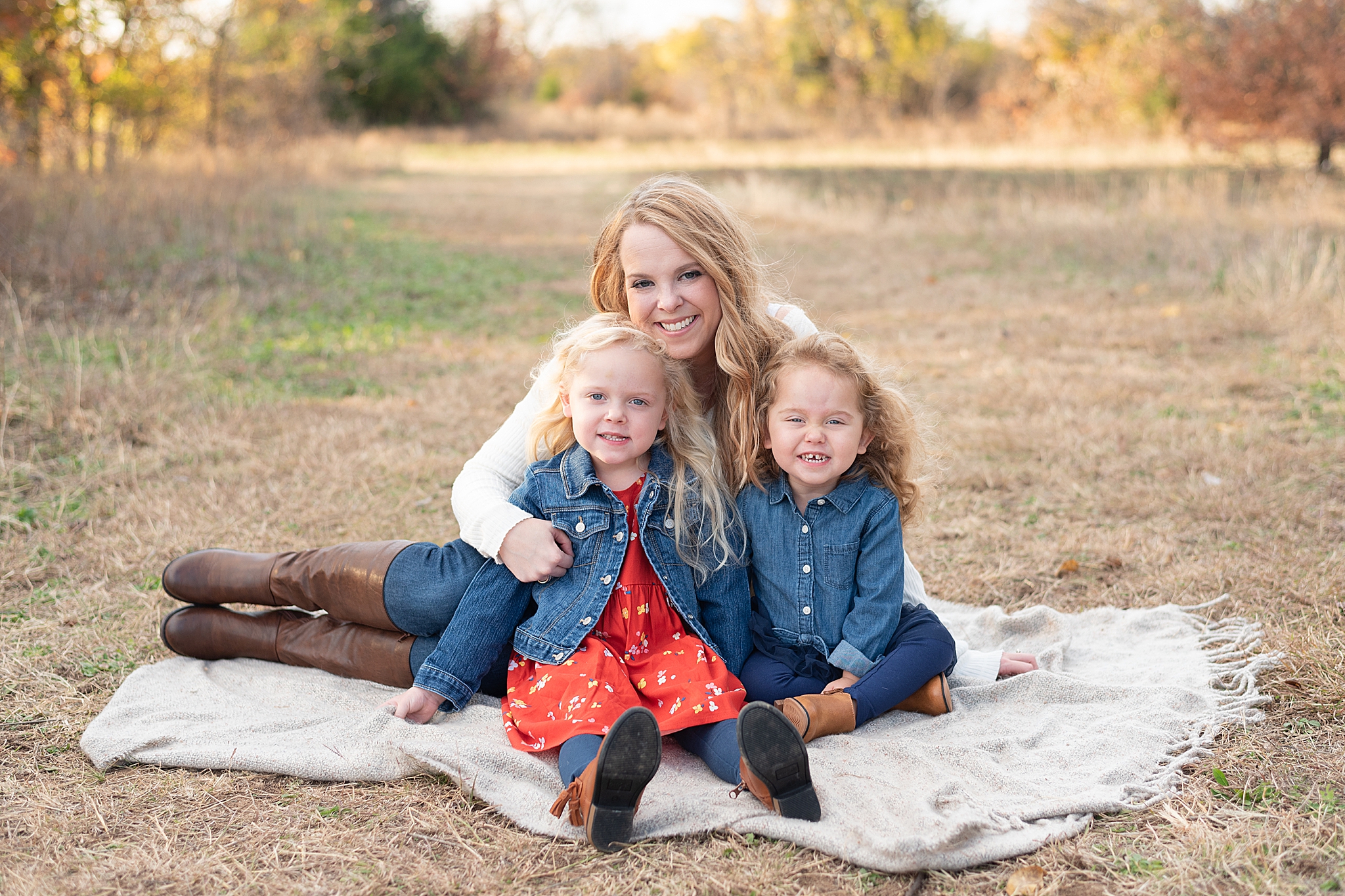 mom poses with daughters during Texas mini sessions