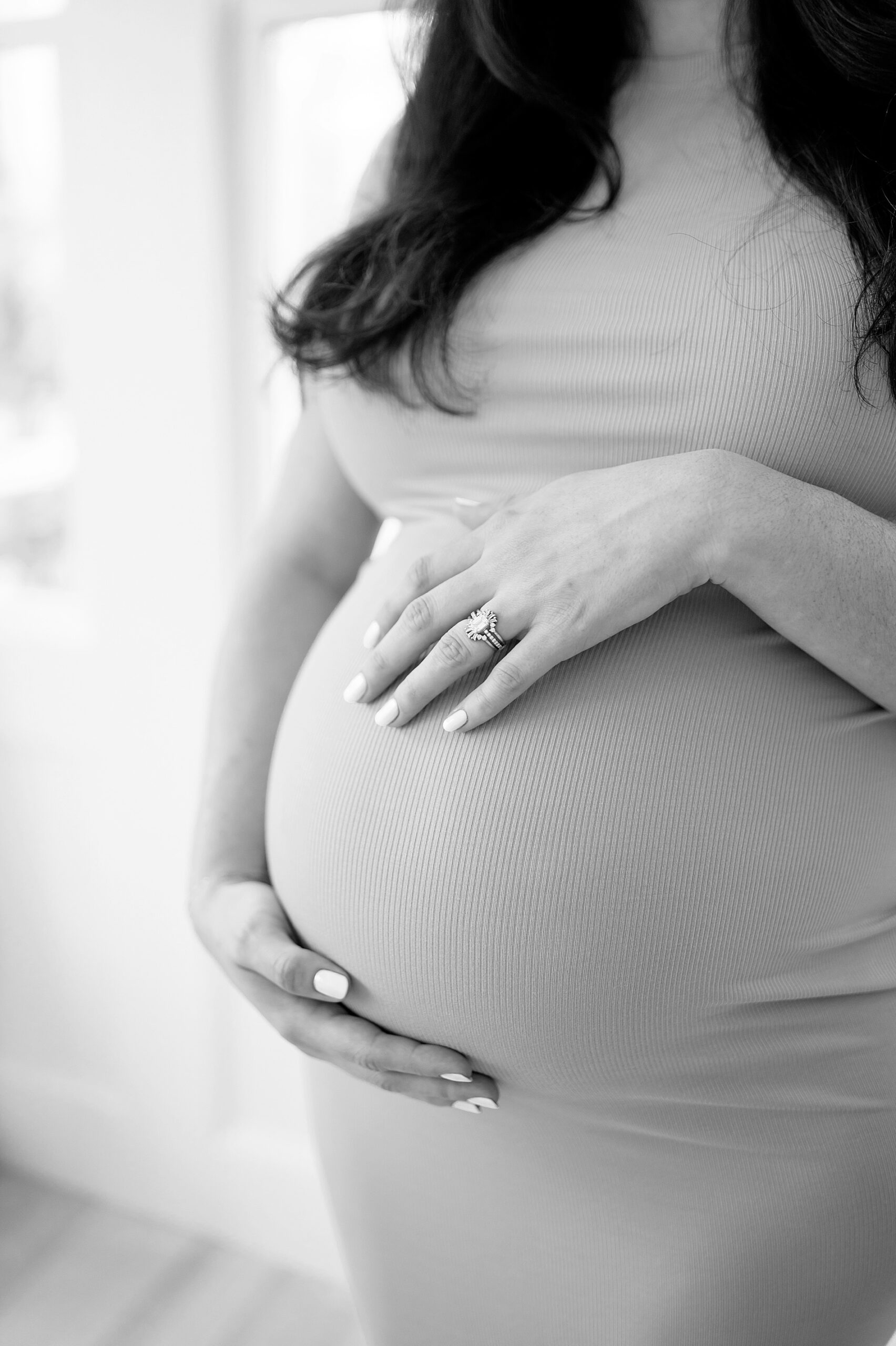 timeless maternity photo of baby bump | When should I schedule my maternity session by Dallas Maternity Photographer