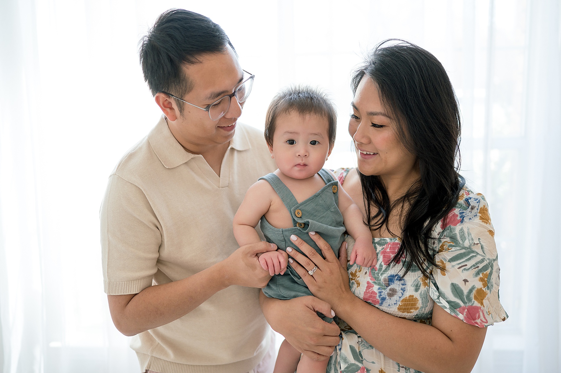 parents hold son during first birthday session