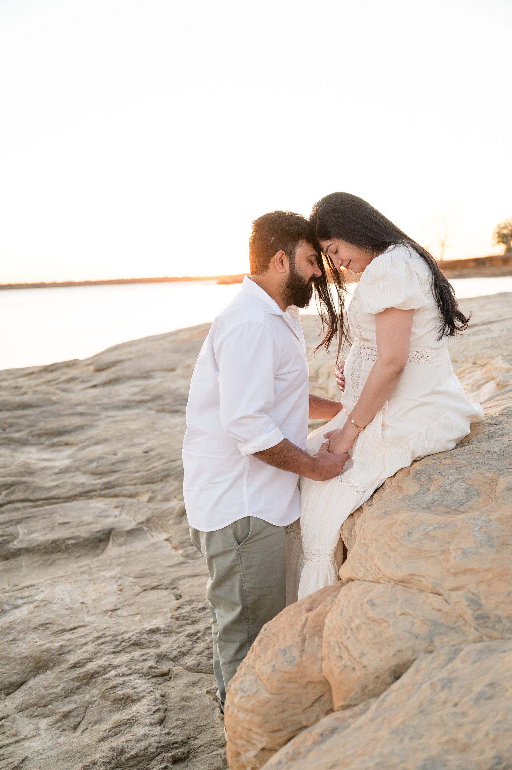 sweet photos of couple during maternity session 