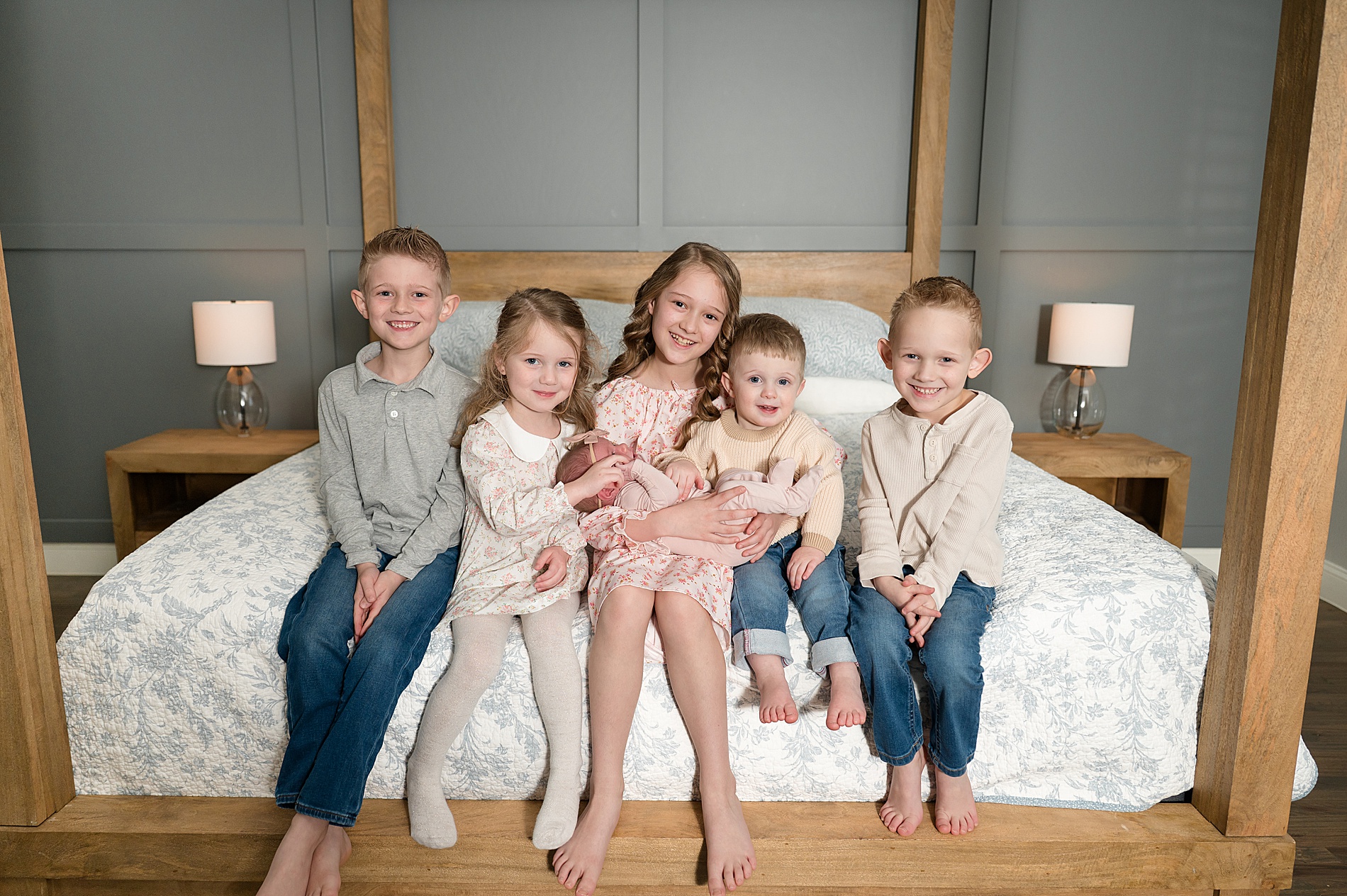 Newborn Photos With Siblings | Tips for Large Families