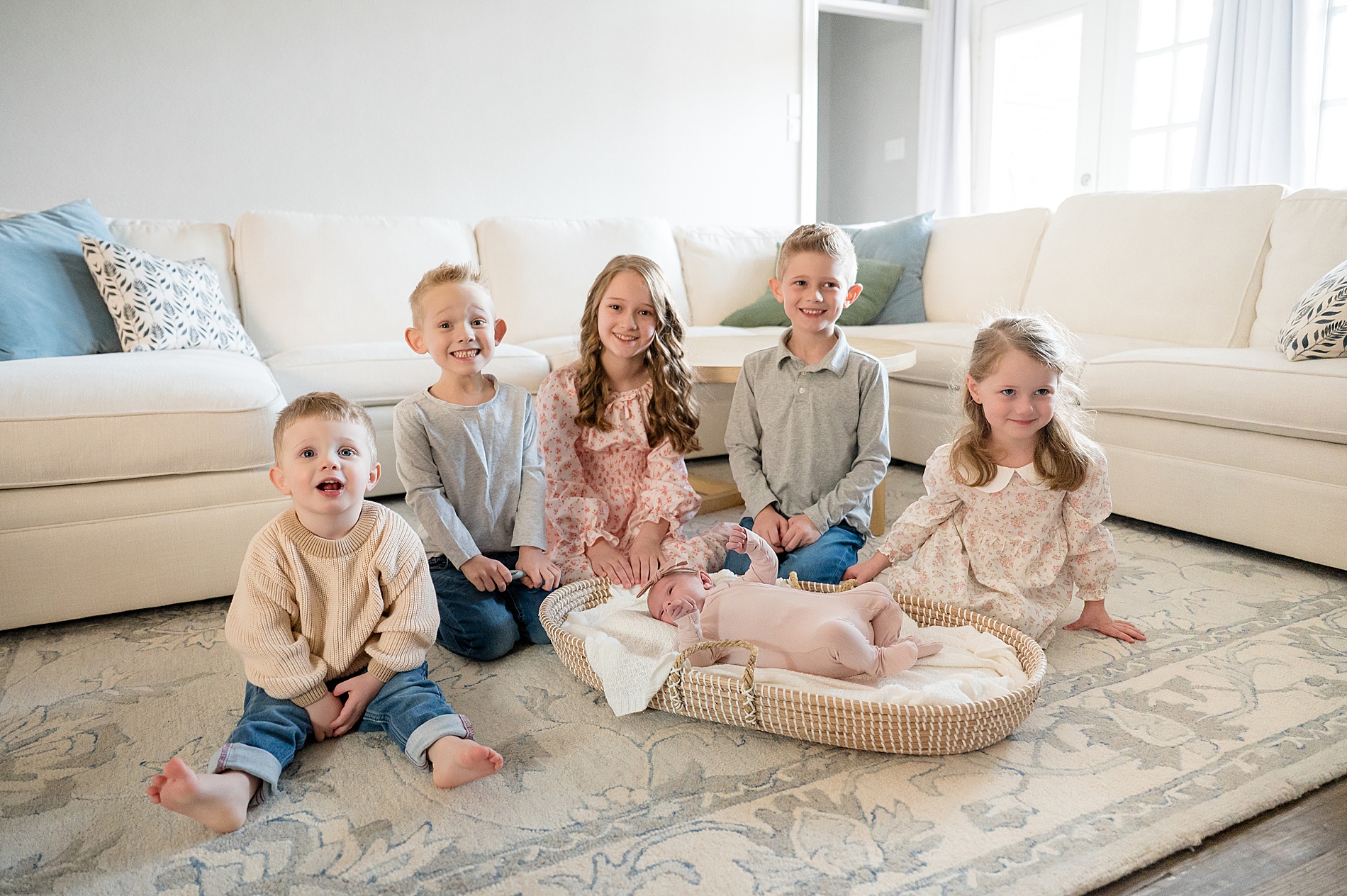 Newborn Photos With Siblings: Tips for Large Families  