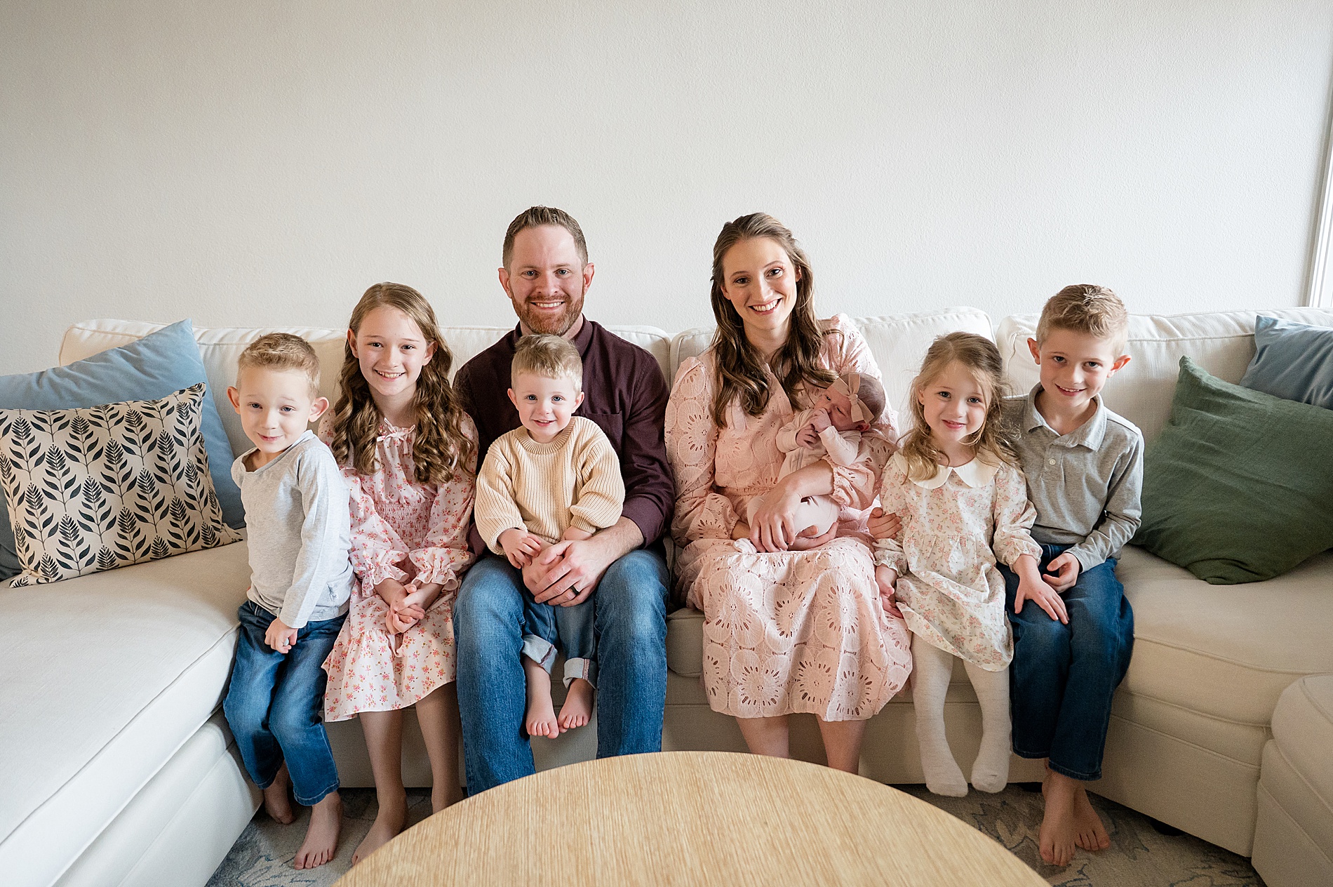 Newborn Photos With Siblings: Tips for Large Families  