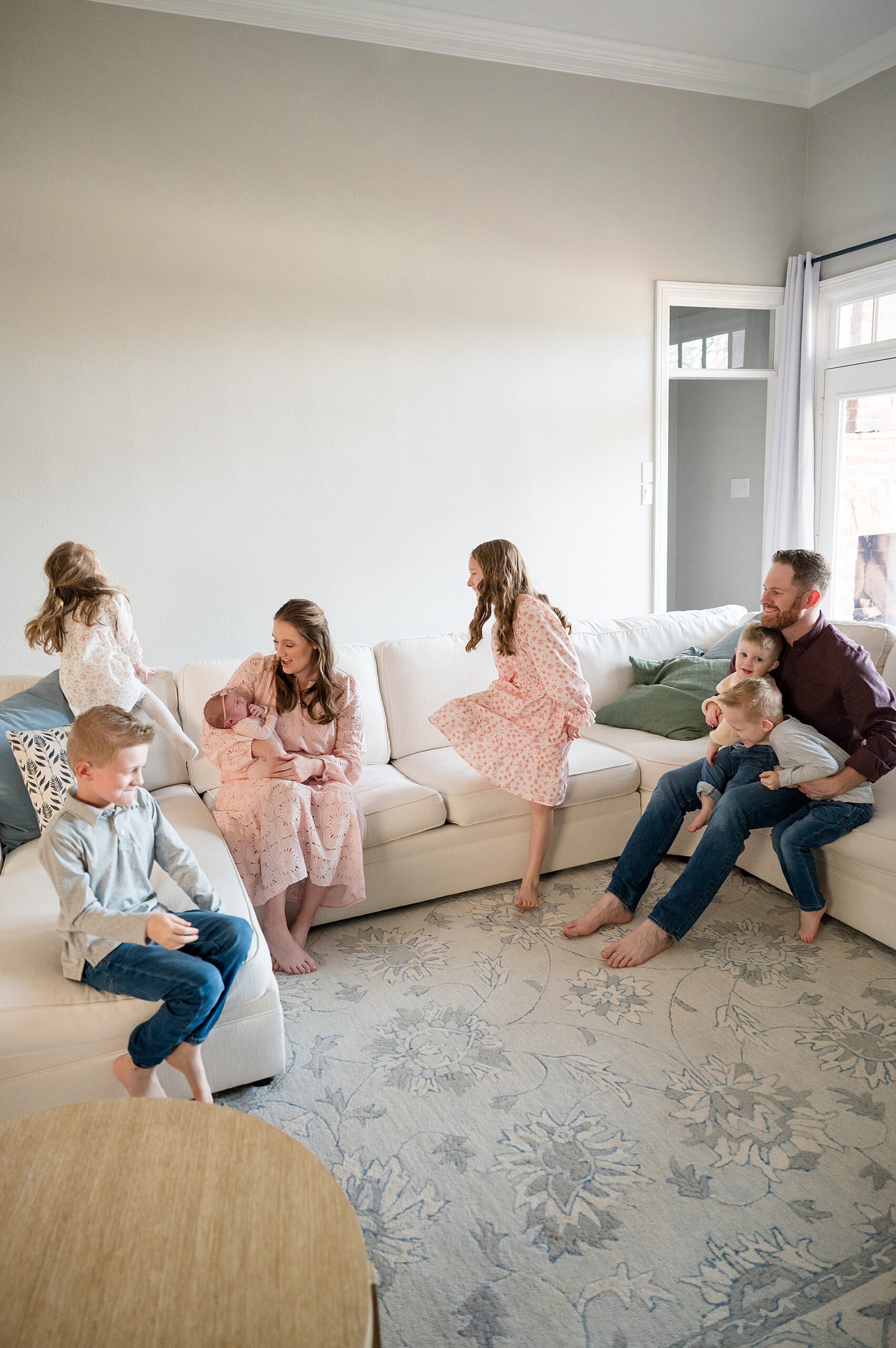 candid Newborn Photos With Siblings: Tips for Large Families  