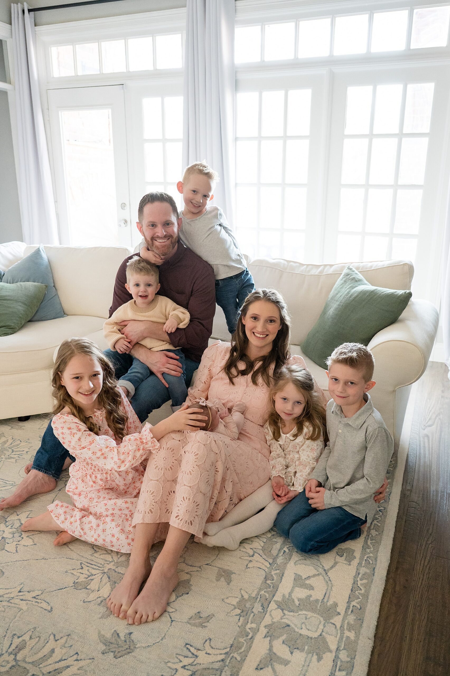 Newborn Photos With Siblings: Tips for Large Families  